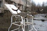 Až do jaderné katastrofy v nedalekém Černobylu v roce 1986 mělo město Pripjať téměř 50 tisíc obyvatel, většina z nich v elektrárně pracovala. Navzdory stále silnému záření neunikla Pripjať pozornosti zlodějů, kteří neváhali odnést i záchodové mísy.