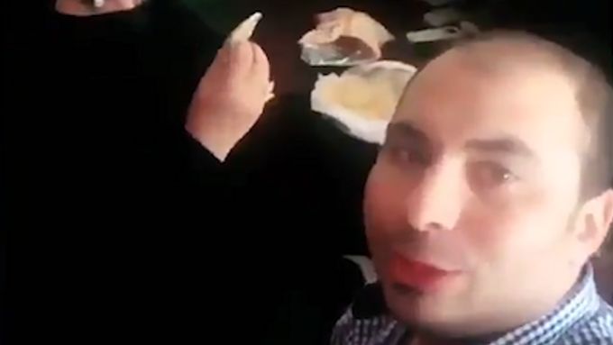 Muž zatčen za snídani se saúdskou ženou.