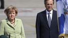 Germany's Chancellor Angela Merkel is welcomed by Greece's Prime Minister Antonis Samaras (R) upon arrival at Eleftherios Venizelos airport near Athens October 9, 2012. Merkel arrived in Greece on her first visit since Europe's debt crisis erupted here three years ago, braving protests to deliver a message of support - but no new money - to a nation hammered by recession and fighting to stay in the Euro. REUTERS/Dimitris Doudoumis//ICON (GREECE - Tags: POLITICS BUSINESS) GREECE OUT. NO COMMERCIAL OR EDITORIAL SALES IN GREECE Published: Říj. 9, 2012, 12:30 odp.