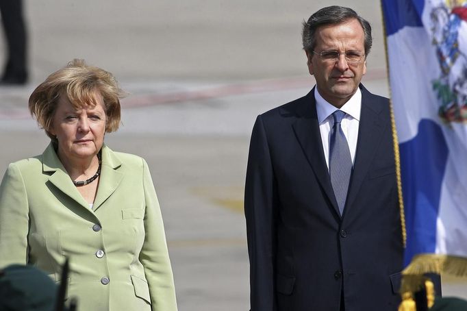 Germany's Chancellor Angela Merkel is welcomed by Greece's Prime Minister Antonis Samaras (R) upon arrival at Eleftherios Venizelos airport near Athens October 9, 2012. Merkel arrived in Greece on her first visit since Europe's debt crisis erupted here three years ago, braving protests to deliver a message of support - but no new money - to a nation hammered by recession and fighting to stay in the Euro. REUTERS/Dimitris Doudoumis//ICON (GREECE - Tags: POLITICS BUSINESS) GREECE OUT. NO COMMERCIAL OR EDITORIAL SALES IN GREECE Published: Říj. 9, 2012, 12:30 odp.