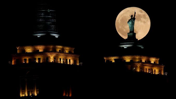 Superměsíc nad sochou Svobody ve Spojených státech.