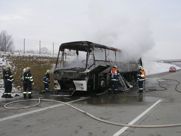 Požár autobusu na D11