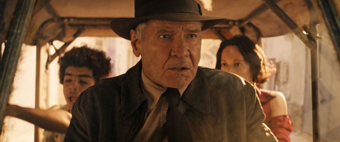 Ethann Isidore jako Teddy, Harrison Ford coby Indiana Jones a Phoebe Waller-Bridge v roli Heleny.