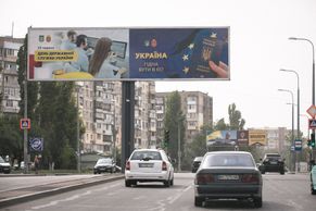 Foto: Dík! Silnice na Ukrajině lemují válečné billboardy se vzkazem i pro Čechy