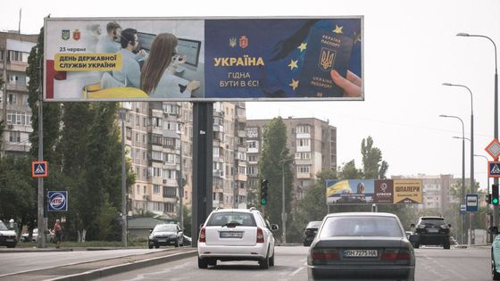 Foto: Dík! Silnice na Ukrajině lemují válečné billboardy se vzkazem i pro Čechy