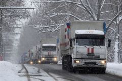 Rusko vyslalo na Ukrajinu konvoje, vezou dárky i léky. Jde o vojenské zásobování, tvrdí Kyjev