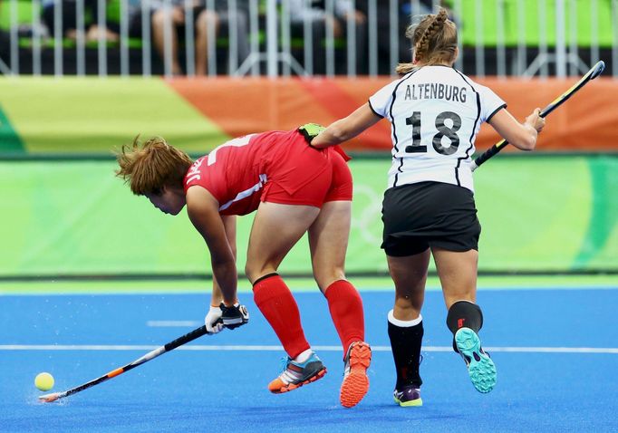 Women's Pool A Germany v South Korea - Olympic Hockey Centre - Rio de Janeiro, Brazil - 10/08/2016. Jang Hee Sun (KOR) of South Korea (L) competes with Lisa Altenburg (GE