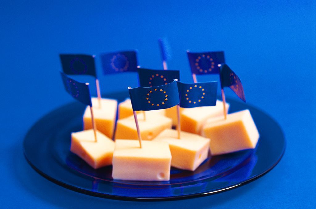 Evropská unie - vlaječky zapíchnuté do sýra