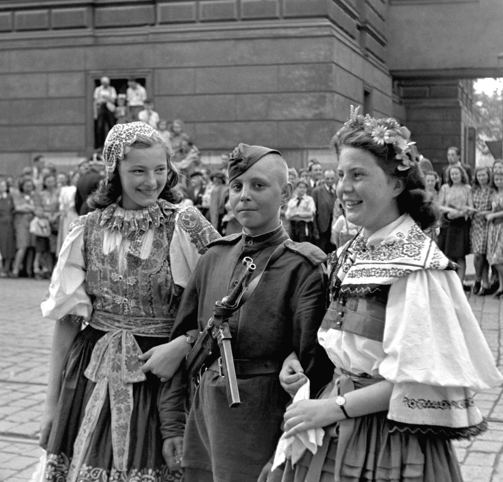 Osvobození Praha 1945 rudoarmějec s děvčaty k krojích