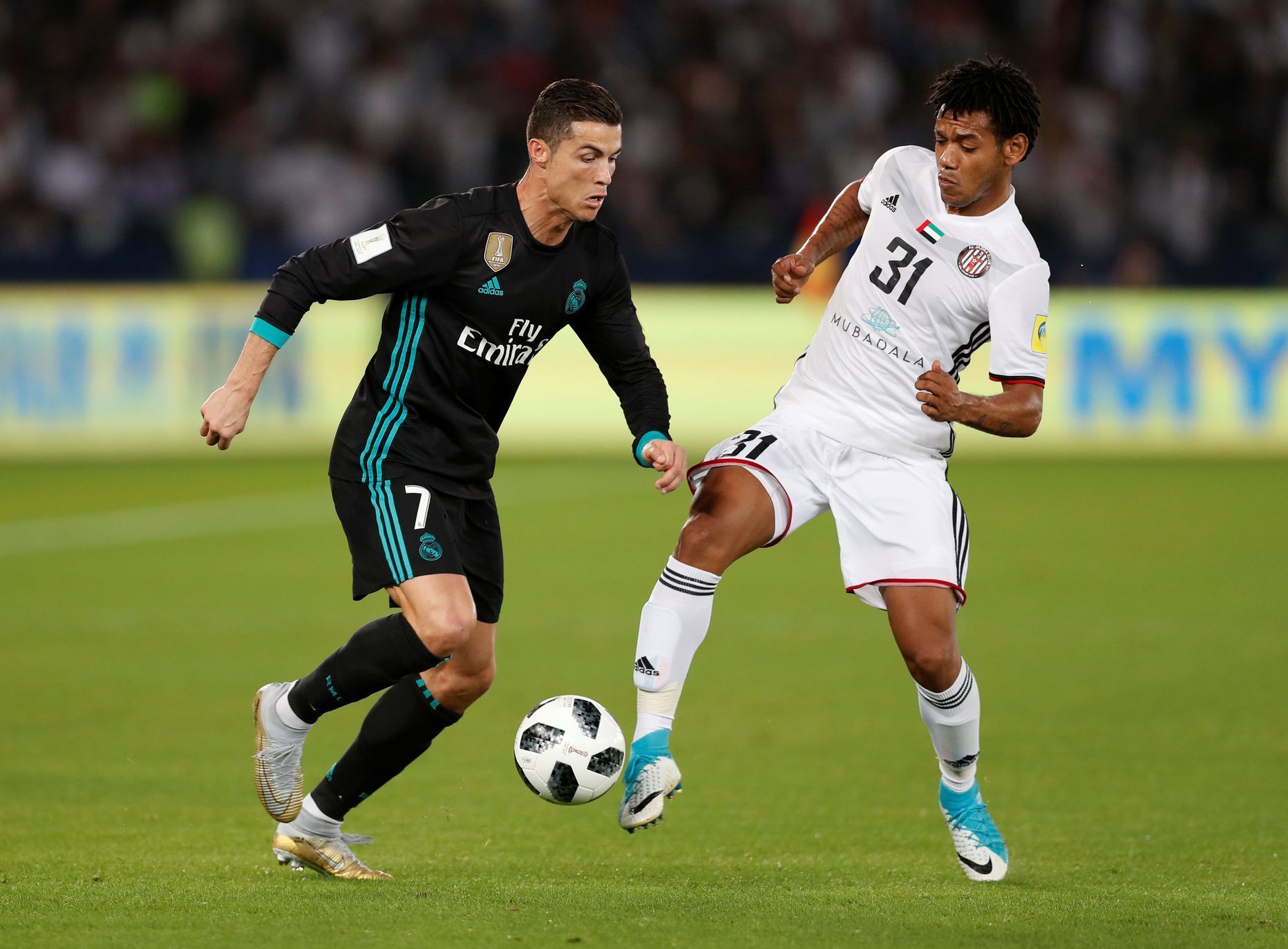 Hvězda Realu Madrid Cristiano Ronaldo (vlevo) se pokouší v semifinále MS klubů vyzrát na Romarinha z Al Džazíry