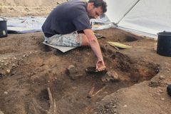 Archeologové u Račiněvsi nalezli unikátní mohylu lukostřelce s rituální komorou