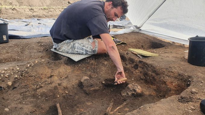 Petr Krištuf ze Západočeské univerzity při odkrývání eneolitického pohřbu v mohyle u Račiněvsi.