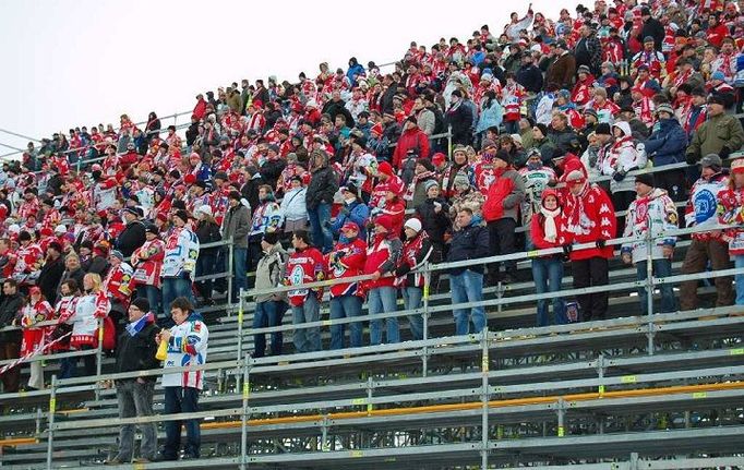 Fanoušci na zápasu Pardubice - Kometa Brno pod otevřeným ledem