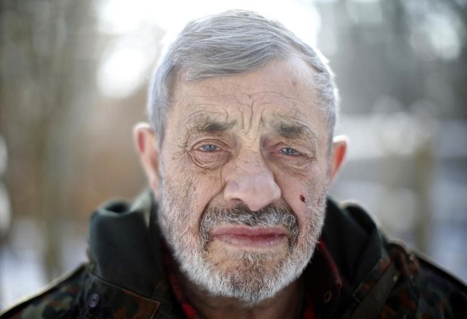 Wolf researcher Werner Freund poses for a portrait picture in front of an enclosure at Wolfspark Werner Freund, in Merzig in the German province of Saarland January 24, 2013. Freund, 79, a former German paratrooper, established the wolf sanctuary in 1972 and has raised more than 70 animals over the last 40 years. The wolves, acquired as cubs from zoos or animal parks, were mostly hand-reared. Spread over 25 acres, Wolfspark is currently home to 29 wolves forming six packs from European, Siberian, Canadian, Artic and Mongolian regions. Werner has to behave as the wolf alpha male of the pack to earn the other wolves respect and to be accepted. Picture taken January 24, 2013. REUTERS/Lisi Niesner (GERMANY - Tags: ANIMALS SOCIETY PORTRAIT) Published: Led. 26, 2013, 2:44 odp.