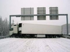 Namrzlé vozovky v Německu blokovaly kamiony, jejichž řidiči nezvládli kluzký povrch silnice.
