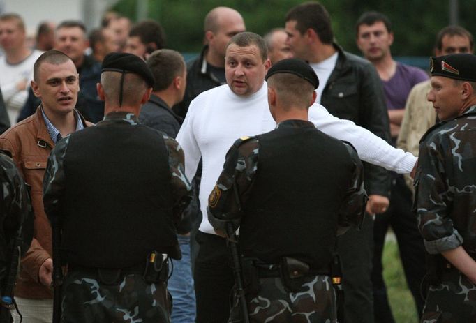 Policisté diskutující s demonstranty na hraničním přechodu do Polska.