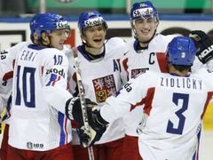 Jaroslav Hlinka (vlevo), Martin Erat (druhý zleva), Tomáš Kaberle (2. zprava) a Marek Židlický gratulují Patriku Eliášovi (uprostřed) k úspěšné střele během druhé třetiny zápasu