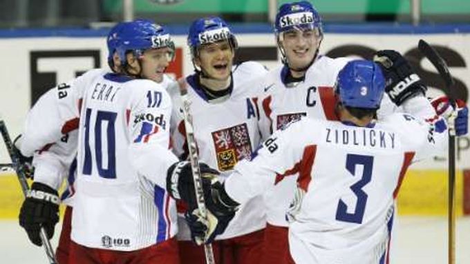 Jaroslav Hlinka (vlevo), Martin Erat (druhý zleva), Tomáš Kaberle (2. zprava) a Marek Židlický gratulují Patriku Eliášovi (uprostřed) k úspěšné střele během druhé třetiny zápasu