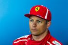 Pátek patřil v Singapuru Räikkönenovi, Vettel si o svodidla poničil své Ferrari