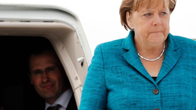 Německou kancléřku Angelu Merkelovou pronásledují potíže s letadly. Jednou nemůže přistát (v Íránu), podruhé odletět (kvůli sopce). Ilustrační snímek.