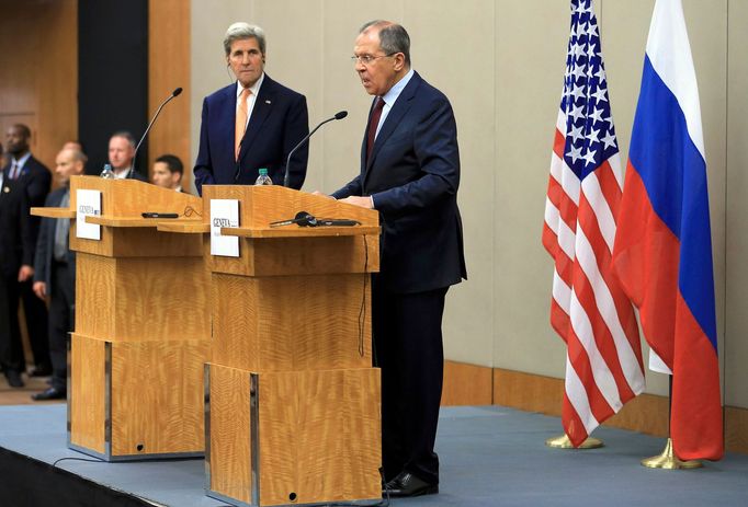 John Kerry a Sergej Lavrov na jednání v Ženevě