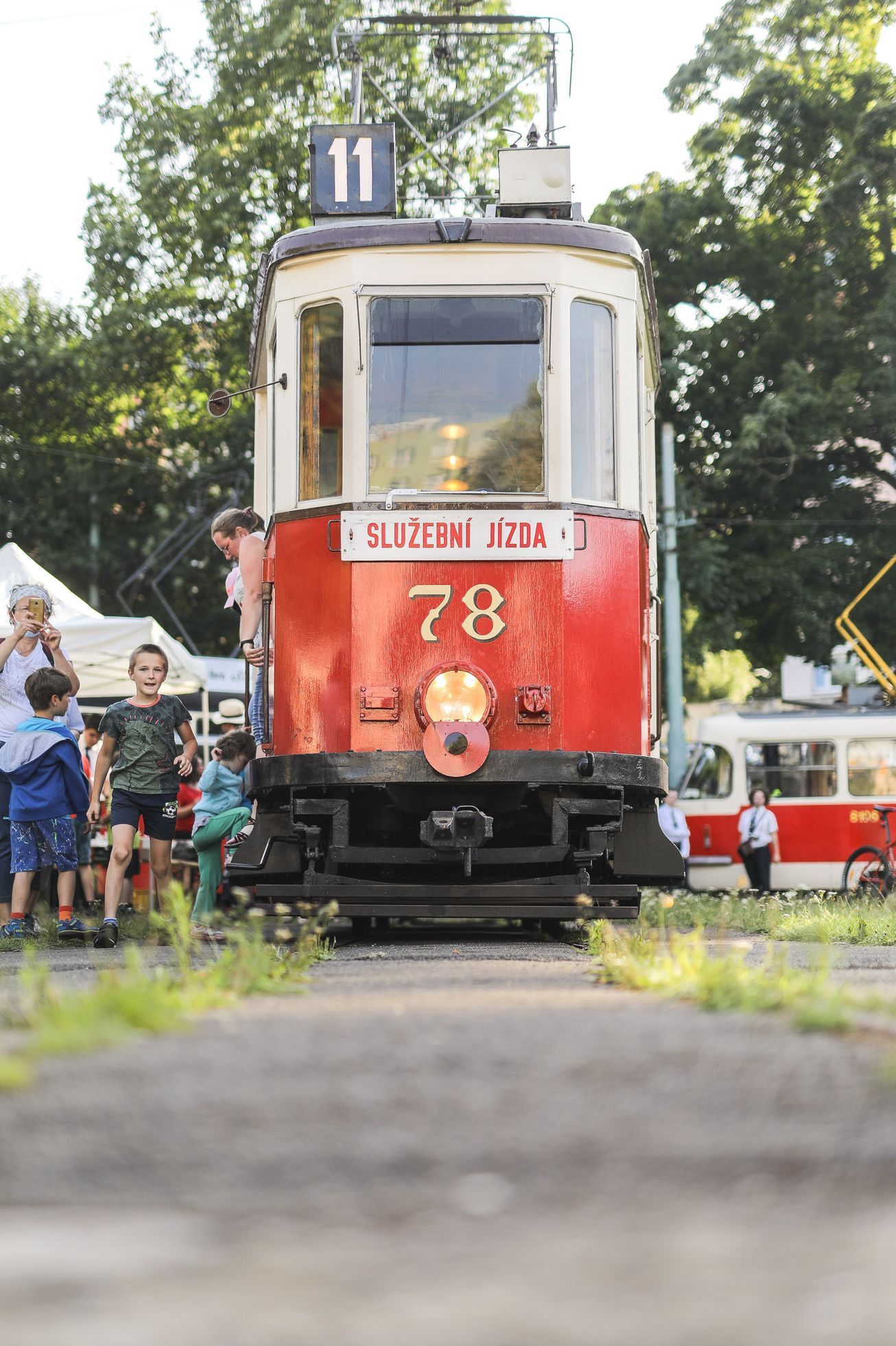 Průvod tramvají, tramvaj, trať Jablonec nad Nisou - Liberec, loučení, rozchod kolejí 1000 milimetrů, šotouš