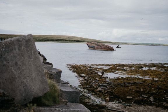 Při stavbě došlo k záměrnému potopení starých lodí, aby se tak předešlo vplutí nepřátelských ponorek do zátoky.