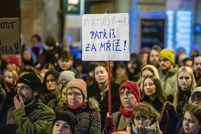 Demonstrace za spravedlnost pro oběti sexuálního násilí před Ministerstvem spravedlnosti.