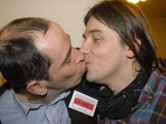 Registrovaný polibek po česku, aneb radot ze schválení zákona umožňující registrované partnerství