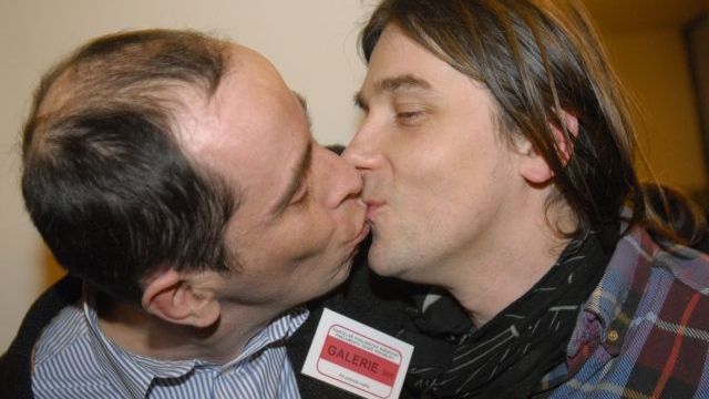 Šimon Formánek a Miloslav Krátký se radují z rozhodnutí Poslanecké sněmovny, která 15. března definitivně umožnila lidem stejného pohlaví uzavírat registrované partnerství.
