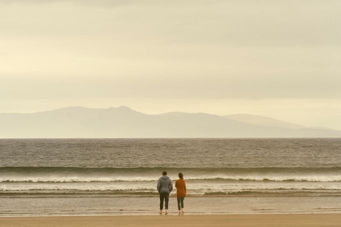 Daisy Edgar-Jonesová jako Marianne a Paul Mescal v roli Connella.