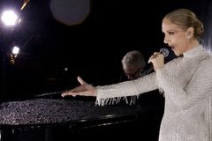Céline Dion uzavřela zahájení olympiády v Paříži. Zapěla song od Édith Piaf