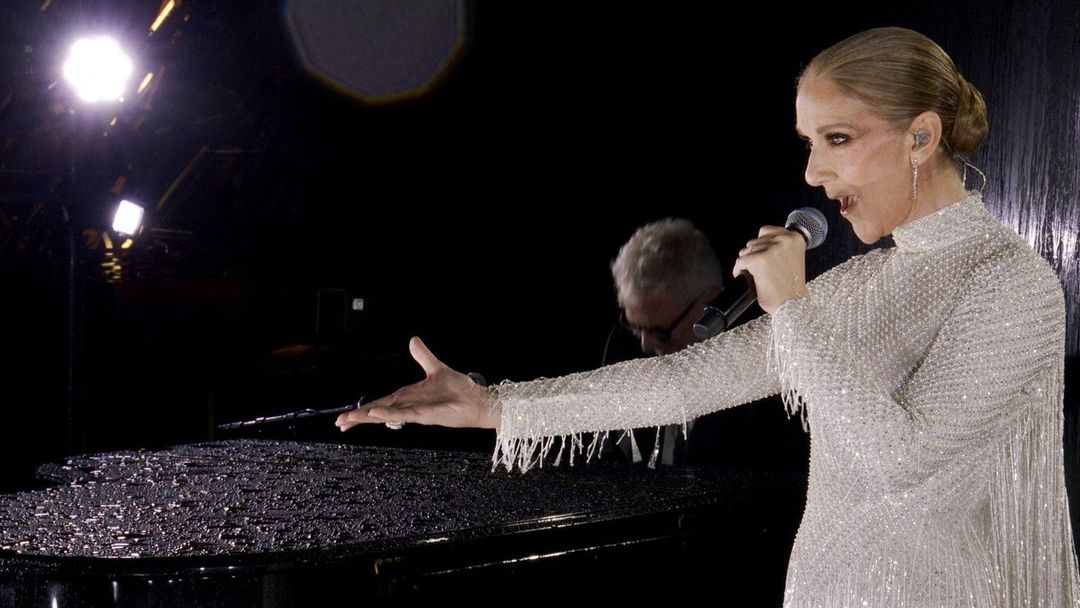 Céline Dion zazpívala při slavnostním zahájení olympiády v Paříži.