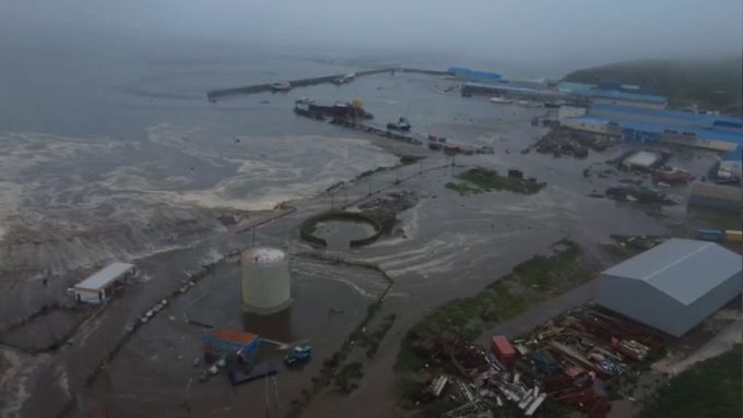 Záběry ukazují následky vlny tsunami, která zasáhla Rusko