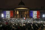 Lidé vzdali hold obětem na londýnském Trafalgarském náměstí.