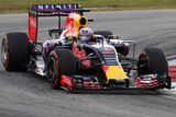 Jenže ouha, Ricciardo má v Red Bullu smlouvu až do roku 2018 a ve smlouvě prý nemá žádnou klauzuli o předčasném odchodu. Ferrari by ho mohlo získat snad jen prostřednictvím výhodné nabídky motorů, ale to by nebyla vůbec levná věc.