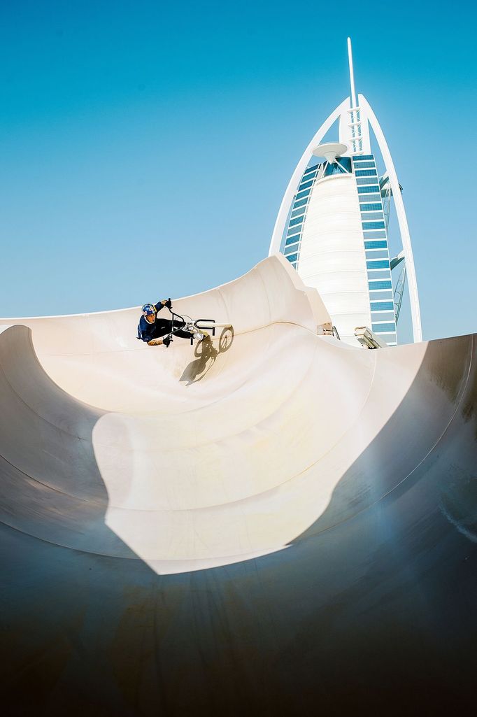 Biker Kriss Kyle seskakuje z vrtulníku na střechu hotelu Burž al Arab