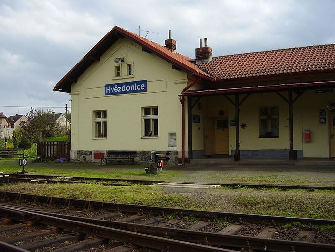 Hvězdonice, okres Benešov, finalista 2008. Zastávka leží na trati Čerčany - Sázava - Zruč nad Sázavou - Světlá nad Sázavou.