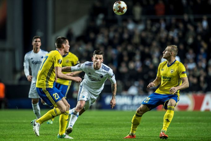 Benjamin Verbič z FC Kodaň se snaží protáhnout mezi zlínskými zadáky Ondřejem Bačem (vlevo) a Milošem Kopečným.