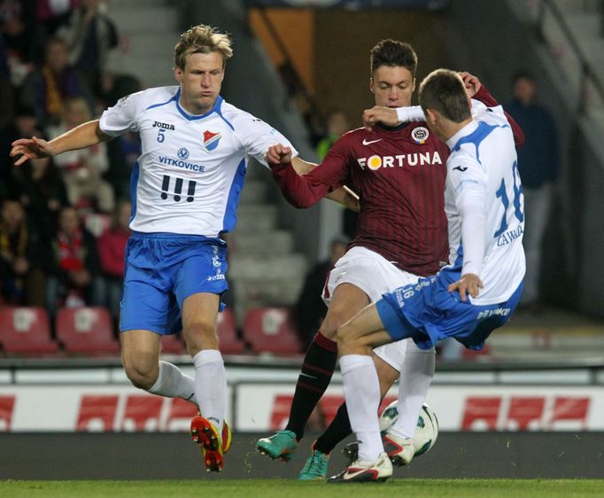 Fotbalisté Baníku Ostrava Petr Mach (vlevo) a Jan Zawada se snaží bránit Václava Kadlece v utkání 10. kola Gambrinus ligy 2012/13 proti Spartě Praha.