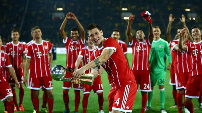 Fotbalisté Bayernu Mnichov slaví zisk německého superpoháru