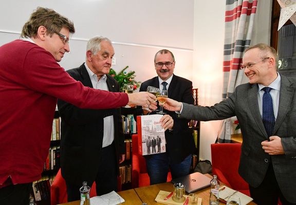 Autoři knihy Petr Blažek (vlevo), Pavel Žáček (druhý zprava) a Lukasz Kaminski (vpravo) plus člen rady ÚSTR Jiří Liška (druhý zleva).