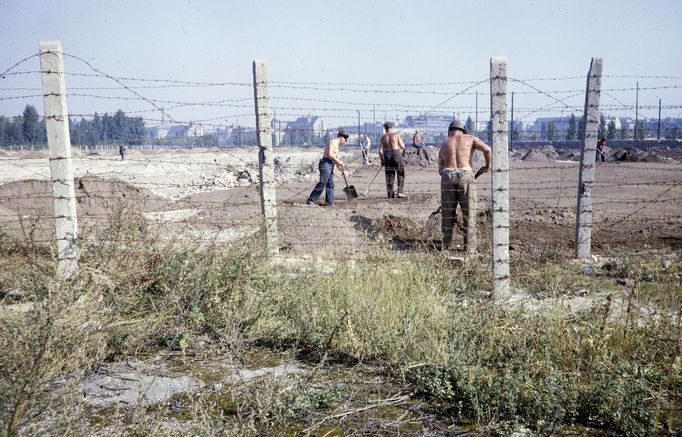 Tento snímek, pořízený v roce 1961, zachycuje stavbu Berlínské zdi směrem na severovýchod z Potsdamer Platz. V pozadí lze vidět začátek ulice Behrenstraße.