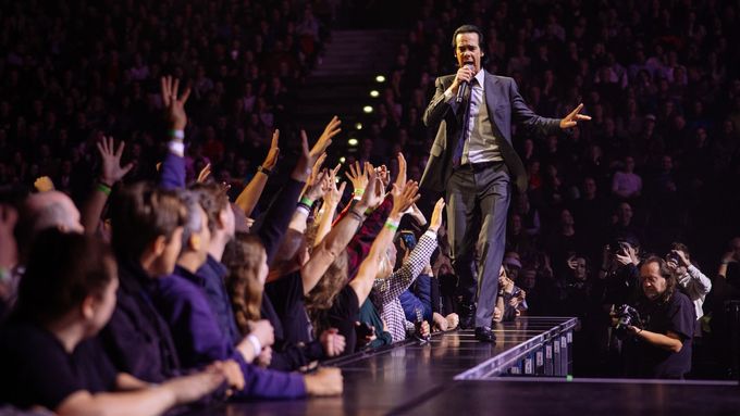 Skladba Red Right Hand, jak ji Nick Cave tento čtvrtek zazpíval v Praze. Foto: Lukáš Bíba