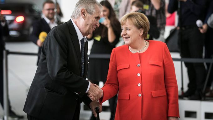 Miloš Zeman s Angelou Merkelovou se setkali na německém kancléřství.