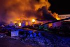 Stovka hasičů zasahovala u požáru haly v Čelákovicích, bojovali s ním osm hodin