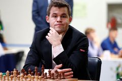 Šachový skandál. Carlsen opustil po jednom tahu zápas, bránil se Mourinhem