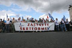 Protest odborů: Z generální stávky zbyl jen batoh
