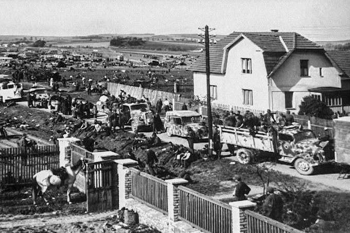 Konec války v r. 1945 v Rakovicích, kde v místním mlýně byla podepsána  konečná kapitulace německých vojsk.