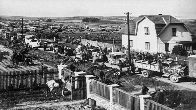 Konec války v r. 1945 v Rakovicích, kde v místním mlýně byla podepsána  konečná kapitulace německých vojsk.